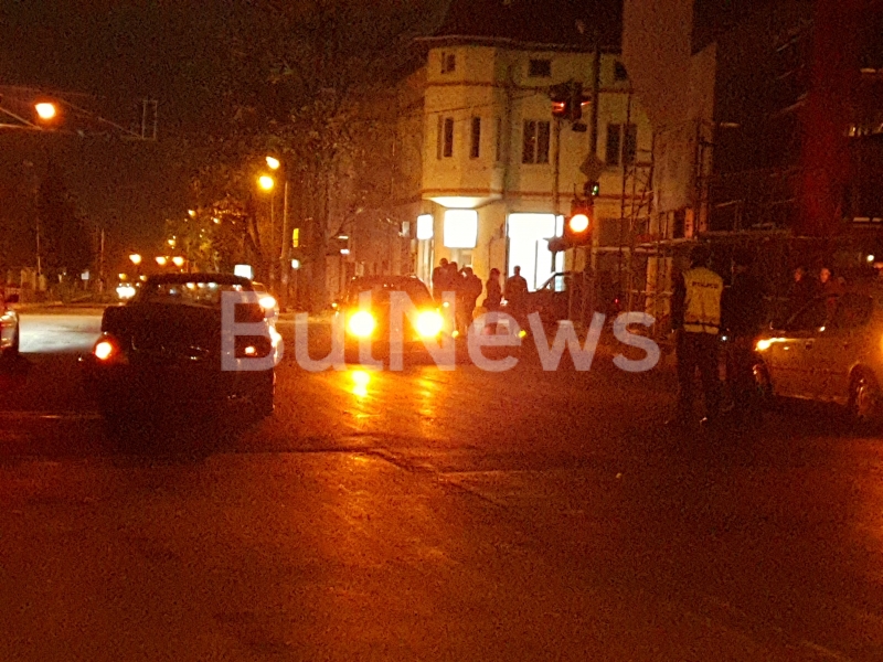 Тежка катастрофа е станала преди минути на възлово кръстовище във