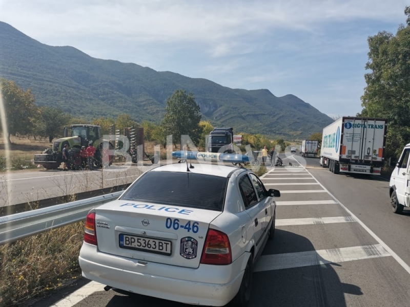 Катастрофа с Мерцедес и трактор ограничи движението по Е 79 между