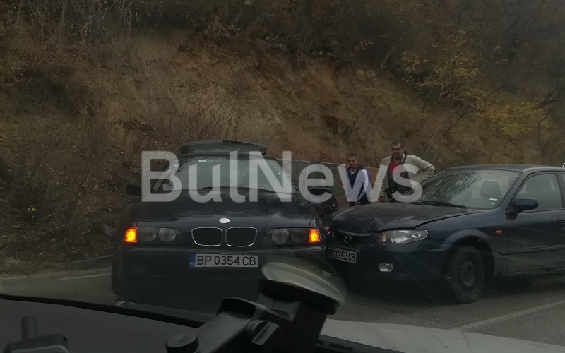 Две коли са се ударили на международен път Е 79 между