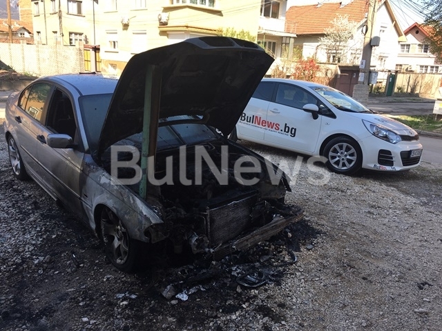 Лек автомобил БМВ 320 е бил запален тази нощ във