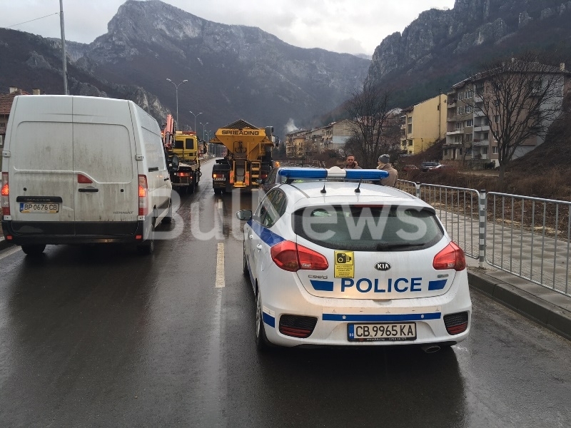 Снегорин е ударил чисто нова кола на Крайречния булевард във