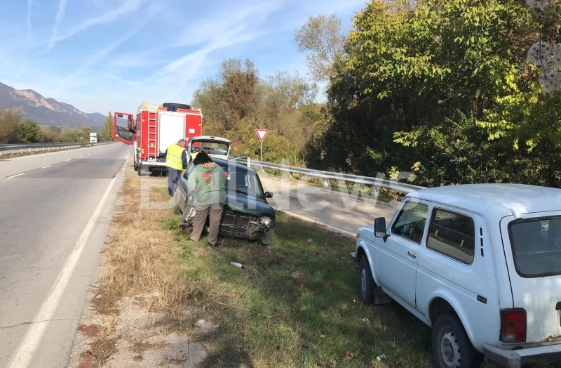Кола е изхвърчала от пътя между Мездра и Враца видя