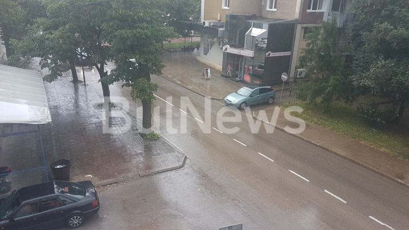 Пороен дъжд се изля над Враца в края на работния