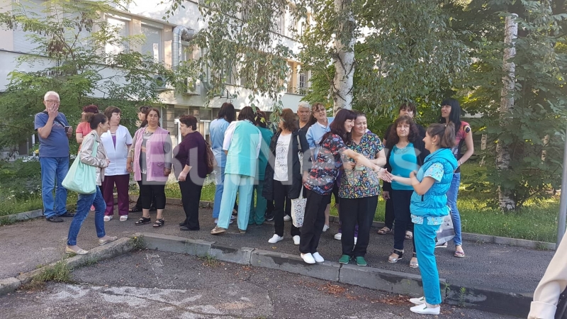 Лекари и медицински сестри излязоха на протест пред МБАЛ Христо