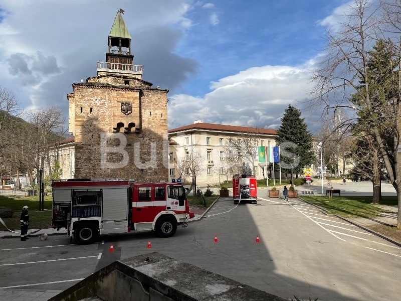 Две пожарни блокираха Община Враца видя първо репортер на агенция