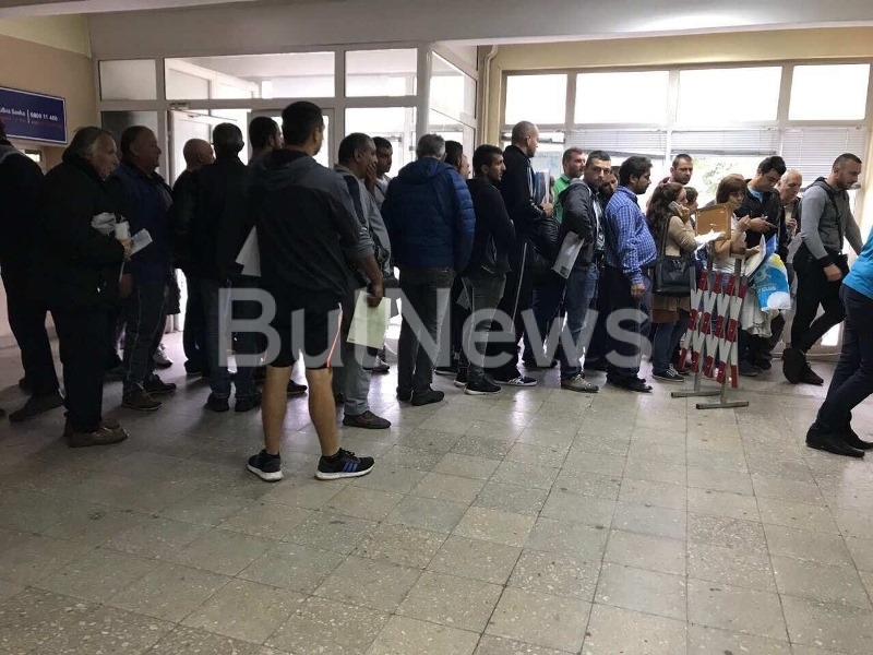 Невиждани опашки от чакащи шофьори се вият заради новите правила