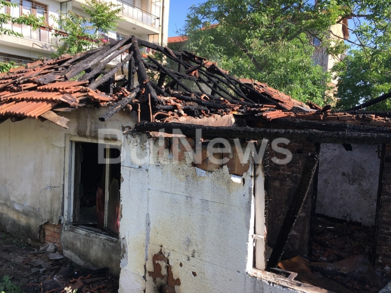 Къщата, която изгоря до основи миналата нощ във Враца, е