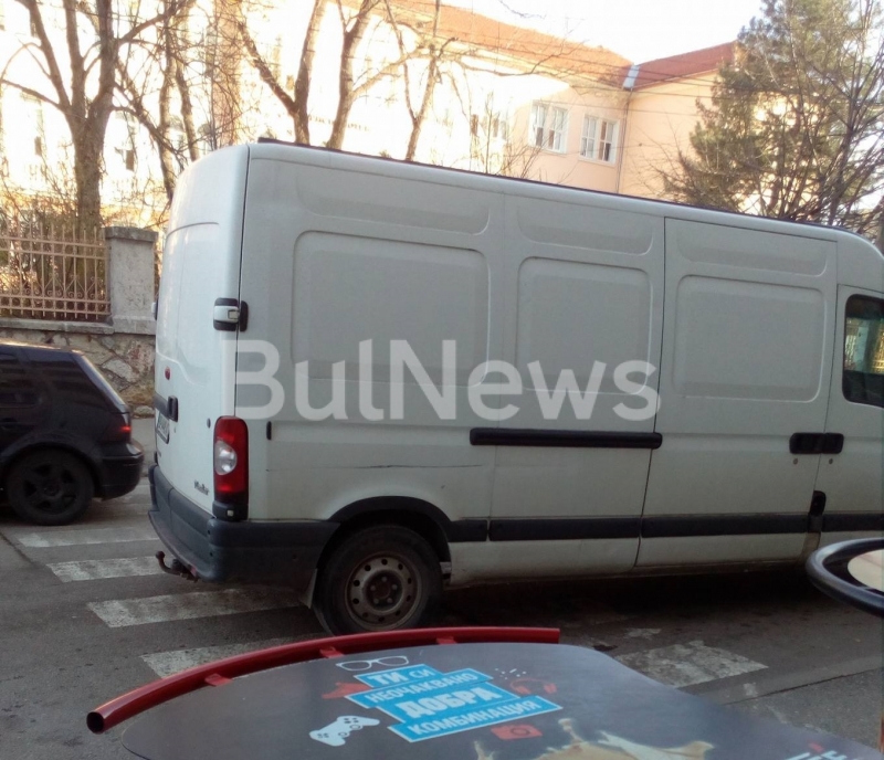 Шофьор на бус счупи всички рекорди по нагло паркиране във