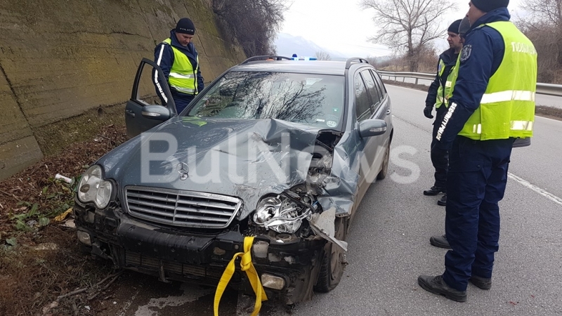Врачанка с лек автомобил Мерцедес катастрофира в бетонна стена на
