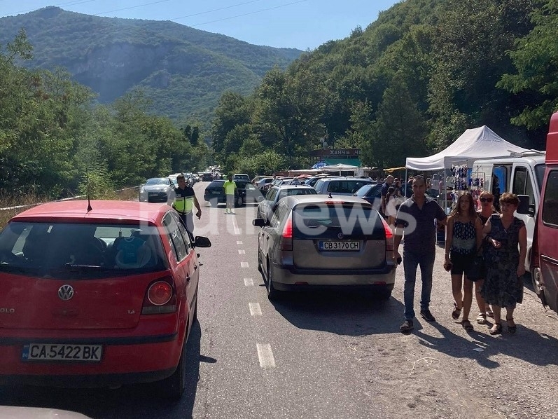 Искърското дефиле е непроходимо в района на Черепиш заради струпване на много коли /снимки/