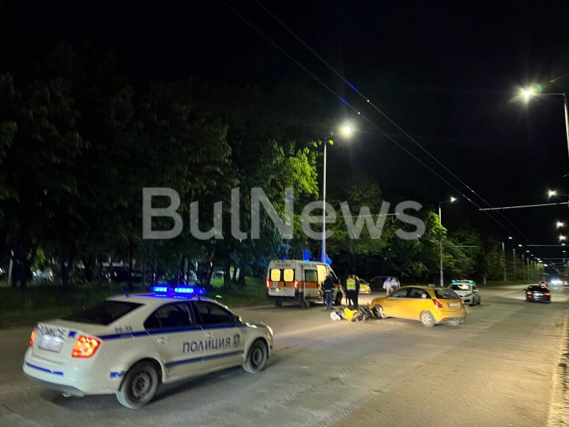 Такси на врачанската таксиметрова фирма Престиж удари моторист във Враца