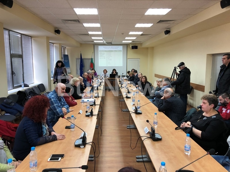 Днес представители на местната власт депутати образователни експерти представители на