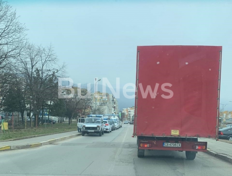 Ченгета тарашиха кола в Комплекса във Враца, има задържани /снимки/