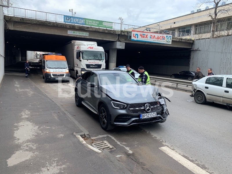 Тежък пътен инцидент е станал преди минути на централен булевард