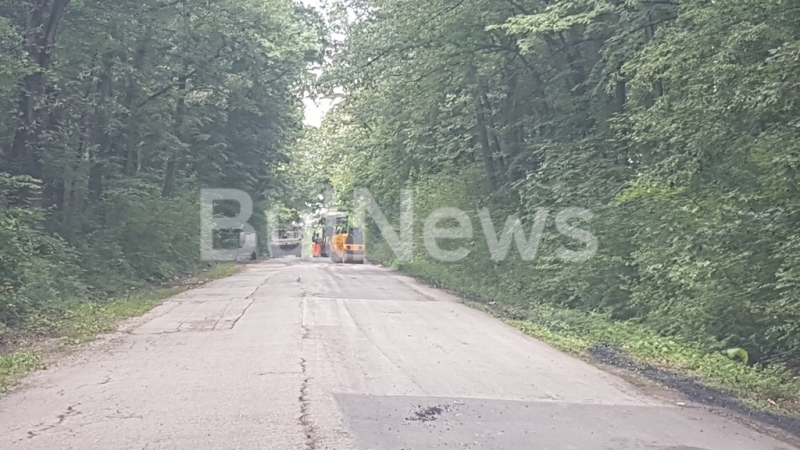 От вчера започна ударно кърпене на тотално разбития път към