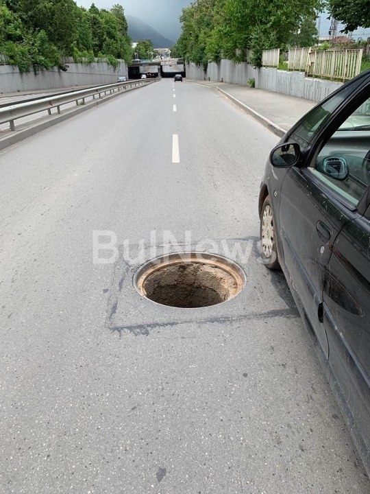 Опасна шахта зее отворена на един от най натоварените булеварди във