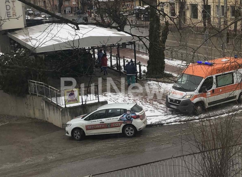 Нещо става! Лекари и полиция нахлуха в кафе „Селфи“ във Враца, клиент лежи безжизнен на дивана /снимки/