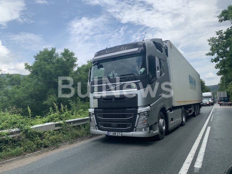 Преди минути турски ТИР аварира на международния път Е 7 между