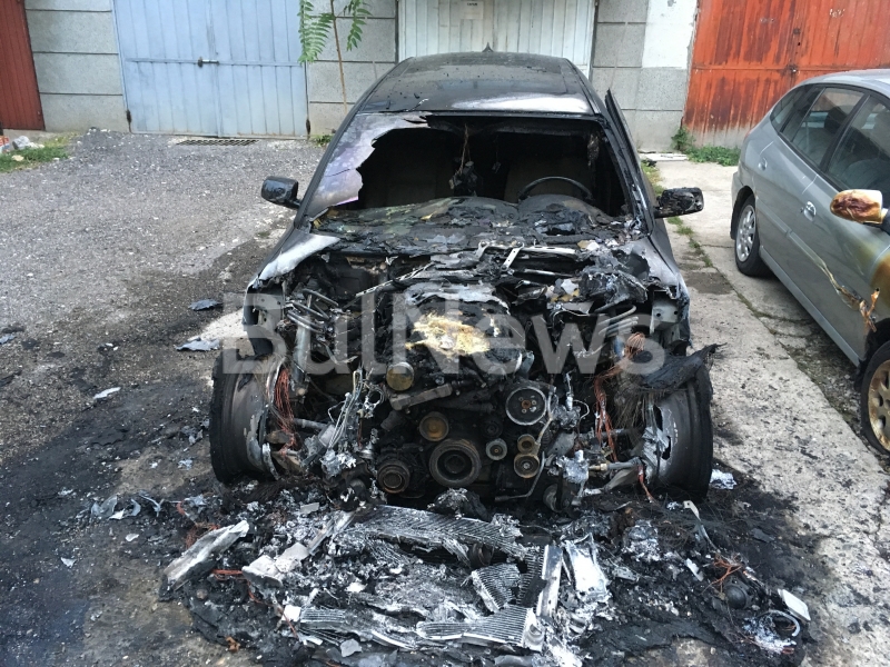 Тази нощ запалиха личния автомобил на председателя на районния съд