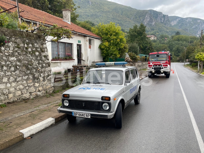 Огнеборци гасят с часове голям пожар в центъра на Паволче
