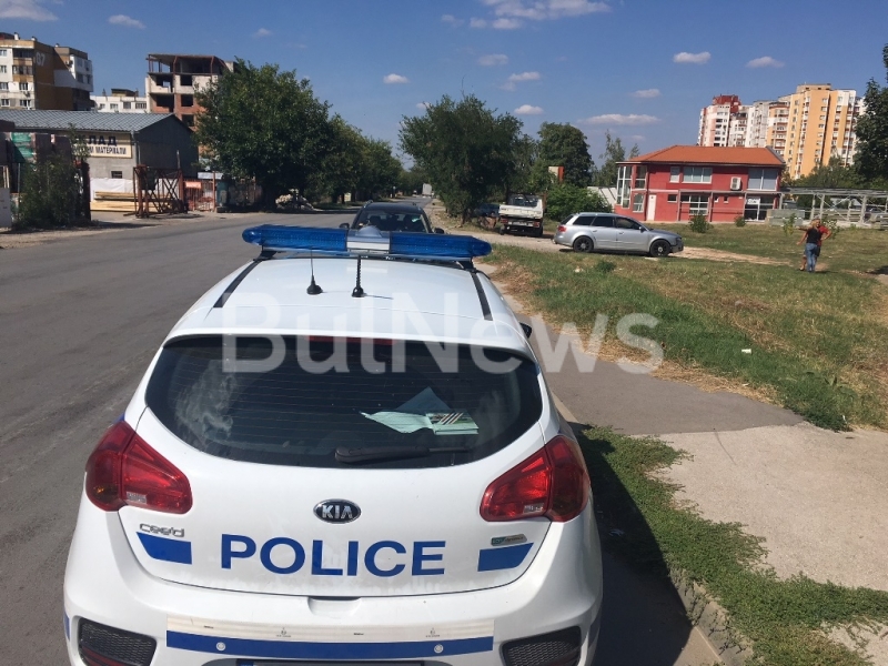 От последните минути! Две коли се натресоха на натоварено кръстовище във Враца /снимки/