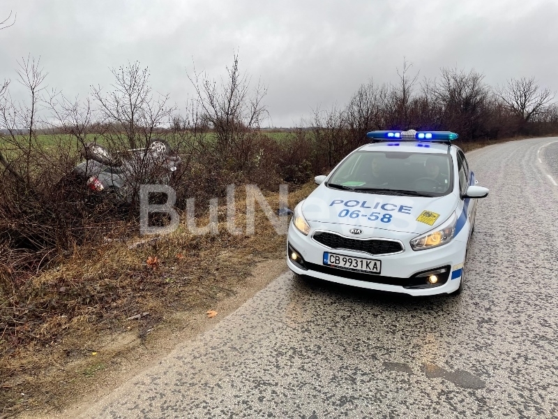 Джип се е обърнал по таван на коварния завой срещу