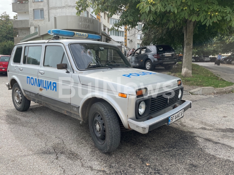 Мерцедес ът на известен врачанин е бил запален в центъра на