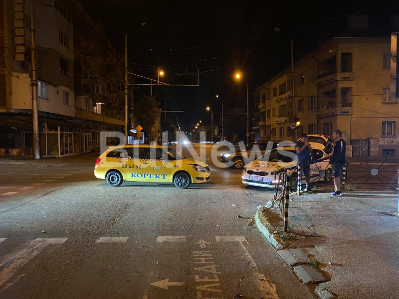 Зрелищна катастрофа с участието на 3 леки автомобила е станала