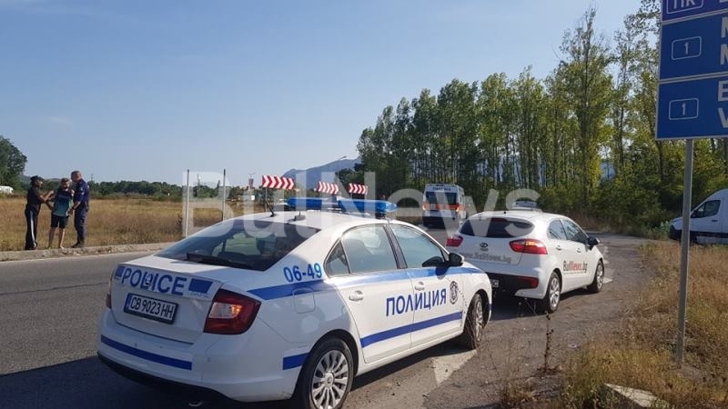 От последните минути! Дучето скочи с "Голф" в кръговото на обхода на Враца, лежи в тревата /снимки/