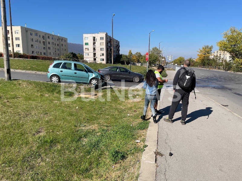 Кола се е забила в ТИР във Враца видя само