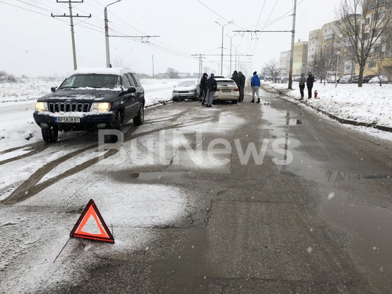 Лека катастрофа затруднява движението в района на жк Дъбника във