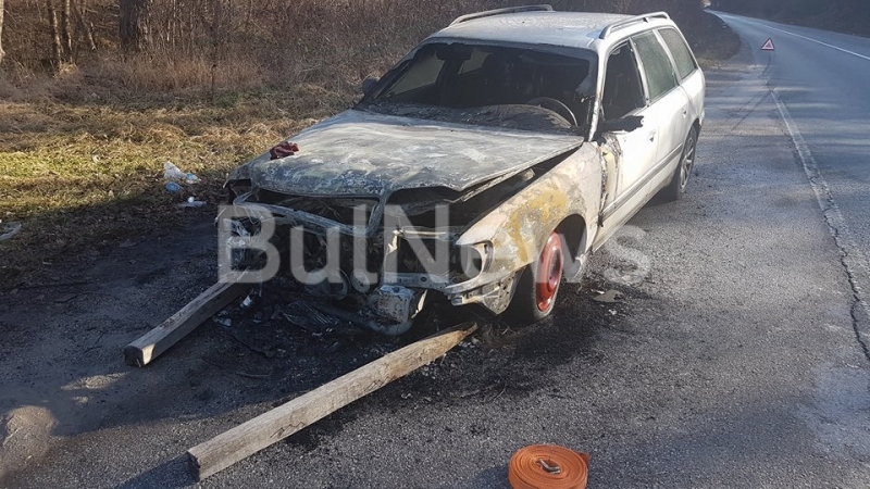 Лек автомобил Ауди 80 със софийска регистрация е изгорял на
