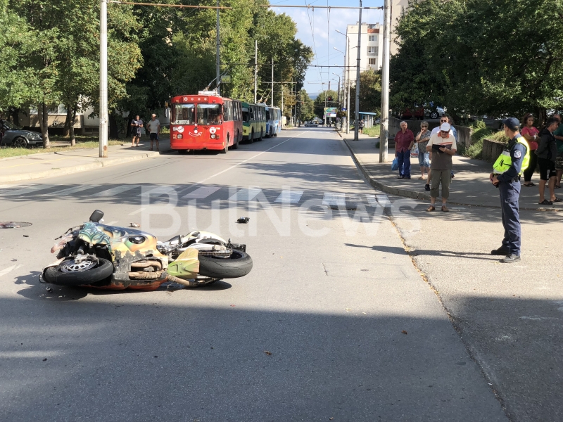 От последните минути! Моторист се размаза във Враца, вдигнаха го в линейката без пулс /снимки/