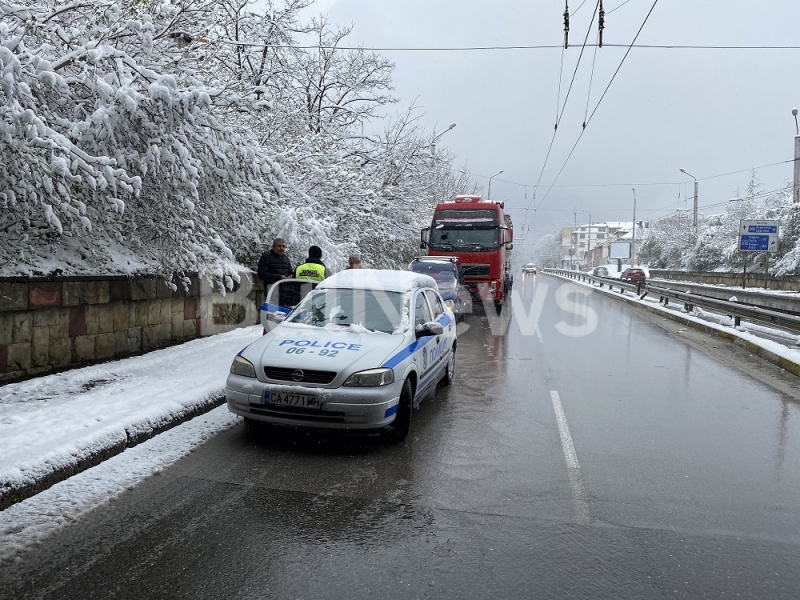 Лека катастрофа затруднява трафика по бул Мито Орозов във Враца