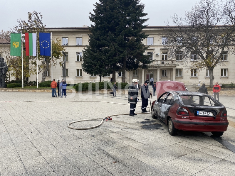 Защитата на Веселин П., който запали колата си пред сградата