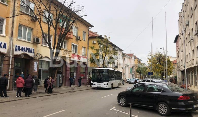 Бус и автобус се удариха леко в центъра на Враца