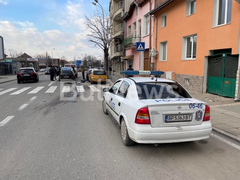 Катастрофа със сериозни поражения блокира трафика по оживена улица във