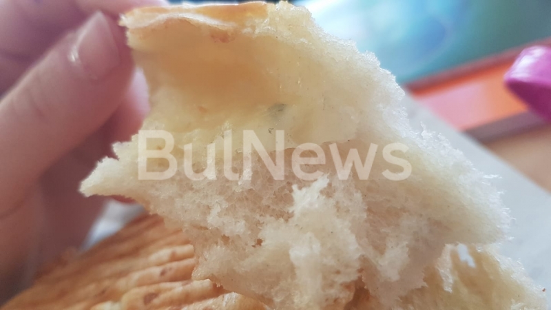 Мухлясали закуски се продават на деца от училищната лавка в