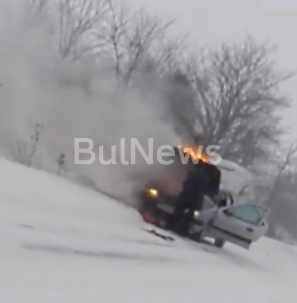 Кола се е запалила на пътя между Монтана и Враца