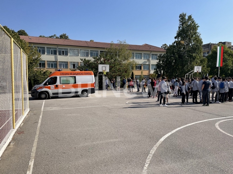 Извънредно! Дете припадна на тържеството за откриването на учебната година в ППМГ във Враца, линейка лети към болницата /снимки/