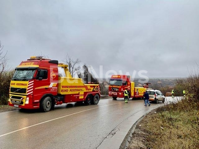 Изтеглянето на катастрофирал ТИР в дере затвори главен път Е 79