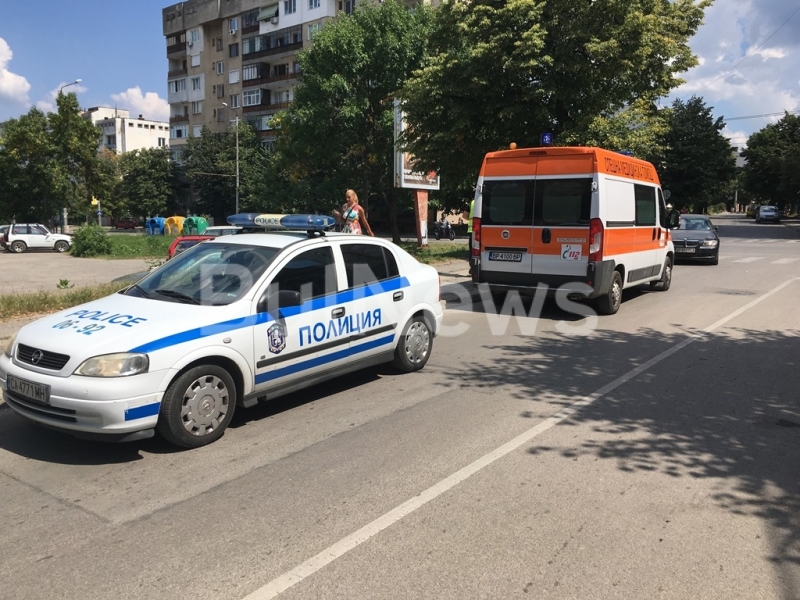 Лек автомобил БМВ блъсна две деца на пешеходна пътека преди