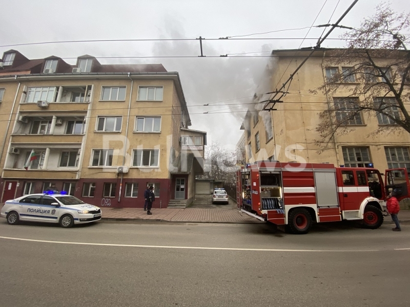Голям пожар е избухнал в изоставената сграда на бившата печатница