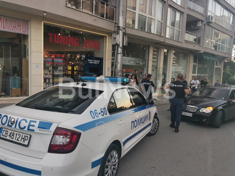 От последните минути! Дрифтър с БМВ изпусна завой и влезе в магазин във Враца, шофьорът избяга /снимки/