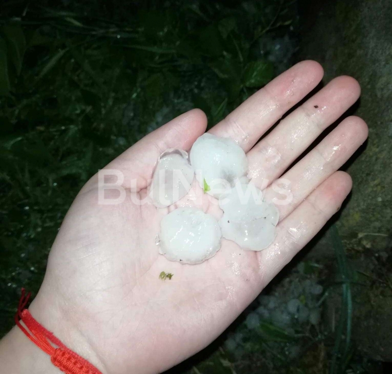 Пролетна буря с градушка се изсипа нощес над монтанското село