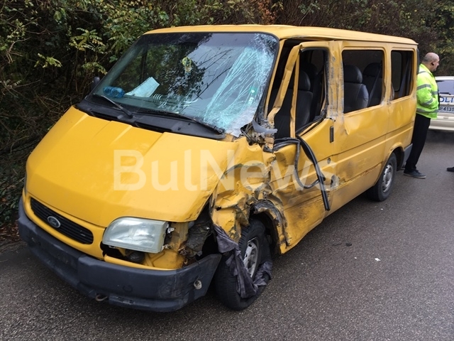 Катастрофиралият рано тази сутрин бус на международния път Е 79 между