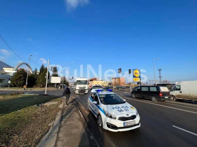 Кола и камион са катастрофирали на кръстовището между бул Васил