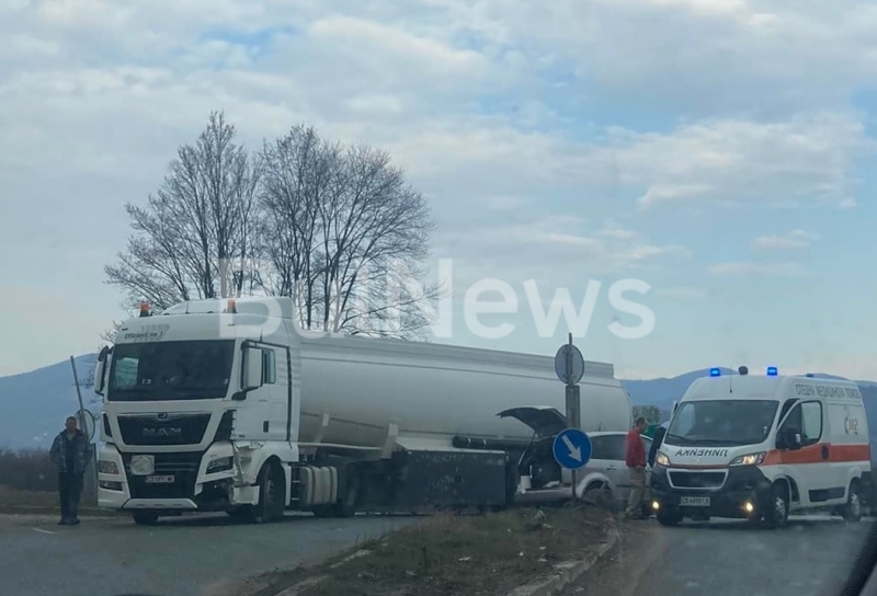 Катастрофа между благоевградска цистерна и лек автомобил Форд е станала