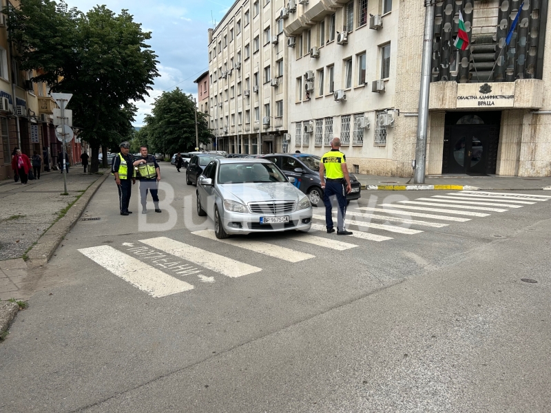Извънредно! Удариха човек на пешеходна пътека във Враца, шофьорът е мъртво пиян /снимки/