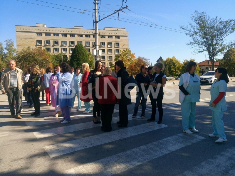 Част от лекарите и медицинските лица от МБАЛ Христо Ботев